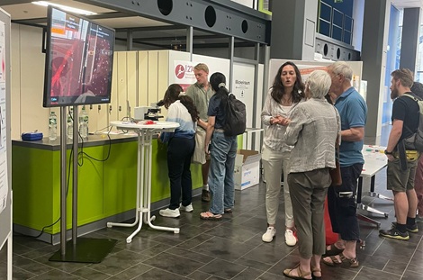 Besucher beim Stand