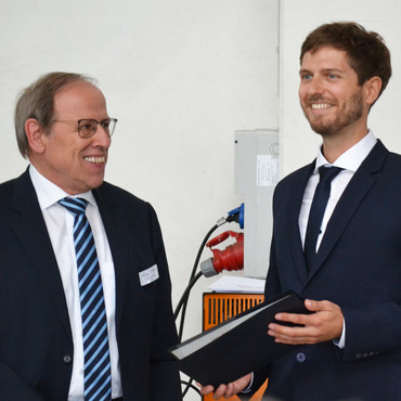 Gerhard Pfefferle (left), Chairman of the Klaus Faber Stiftung, with Dr. Leon Hosang at the kick-off event for the Klaus Faber Fellow in 2021